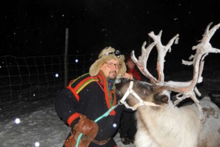 Hakan-and-reindeer-1000x750_c