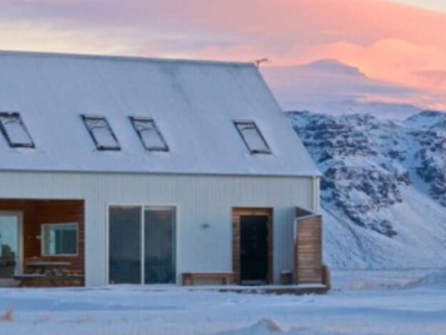 Iceland-cabin-svannur-snow-1-1000x750_c