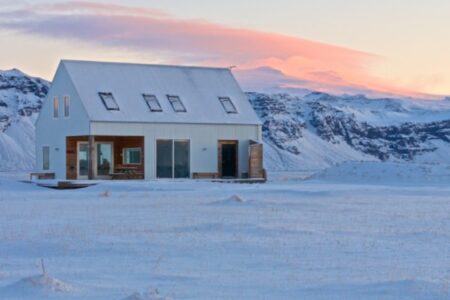 Iceland-cabin-svannur-snow-2-1000x750_c