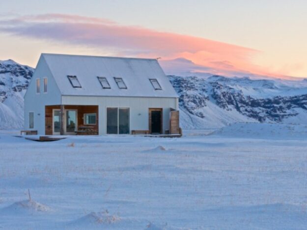 Iceland-cabin-svannur-snow-2-1000x750_c