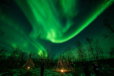 Kiruna-lapland-full-sky-aurora-over-wooden-frames-375x250_c