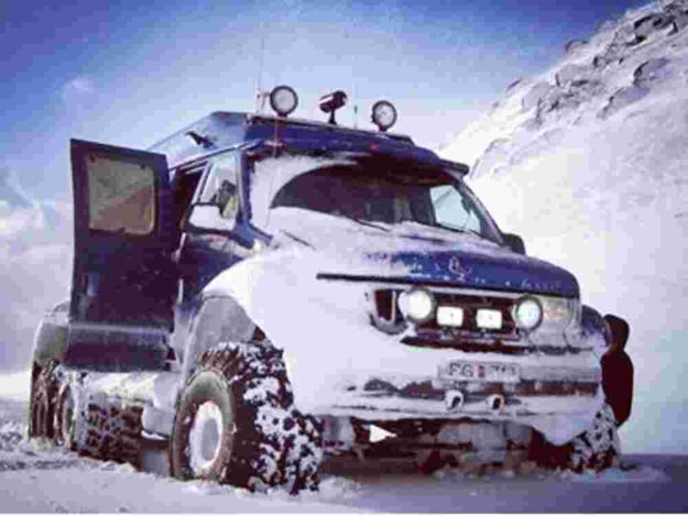 blue-4wd-front-covered-in-snow-1000x750_c