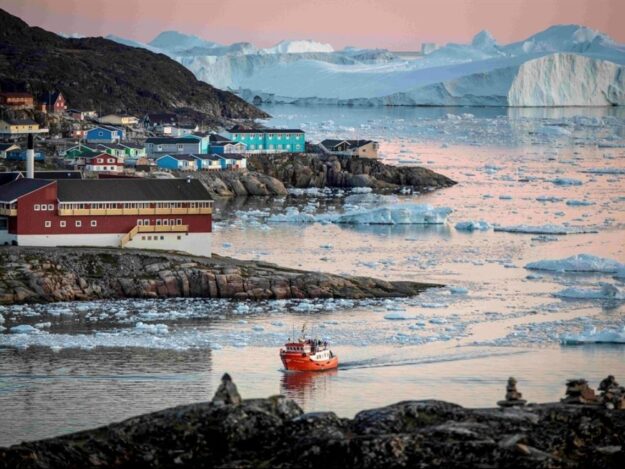 greenland-ilulissat-icebergs-midnight-cruise-entering-harbour-1-1000x750_c