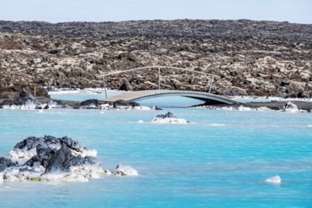iceland-blue-lagoon-winter-bridge-snow-1-1000x750_c