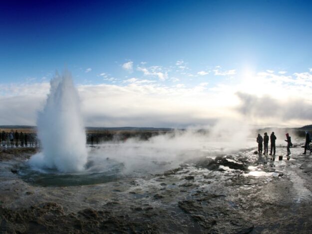 iceland-geyser-strokkur-people-standing-1000x750_c