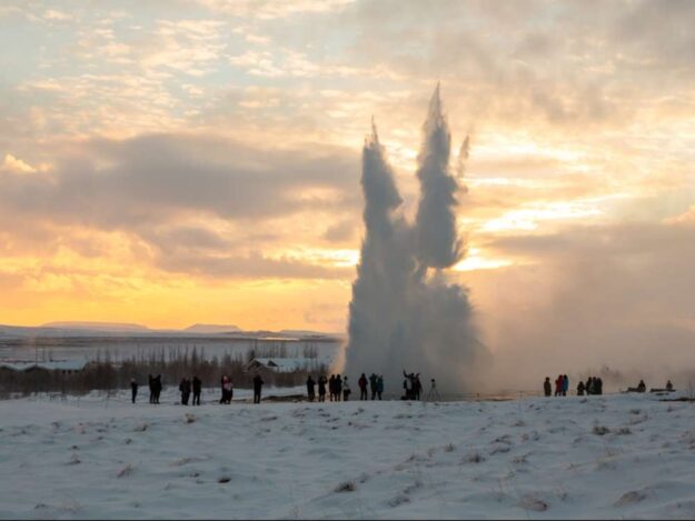 iceland-geyser-strokkur-winter-people-tiny-1000x750_c