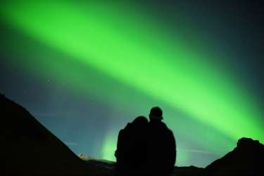 iceland-northern-lights-couple-hug-375x250_c