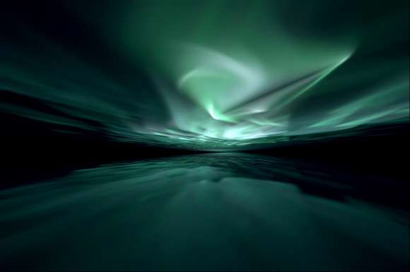 iceland-northern-lights-lake-intense-580x385_c