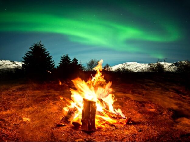 iceland-northern-lights-super-jeep-hunt-camp-fire-1000x750_c