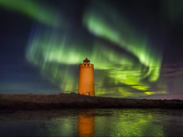 iceland-northern-lights-super-jeep-hunt-lighthouse-1000x750_c