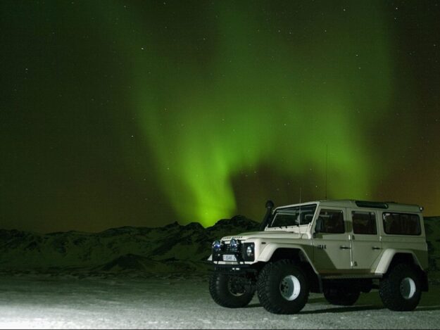 iceland-northern-lights-super-jeep-hunt-on-the-way-1000x750_c
