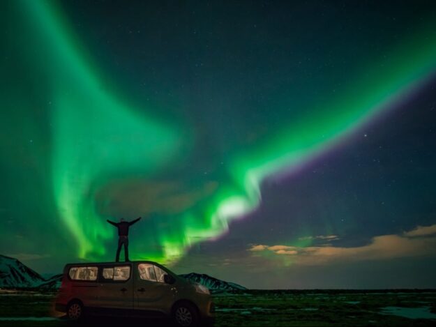 iceland-northern-lights-super-jeep-hunt-top-of-vehicle-1000x750_c