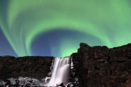 iceland-northern-lights-super-jeep-hunt-waterfall-skogafoss-1000x750_c