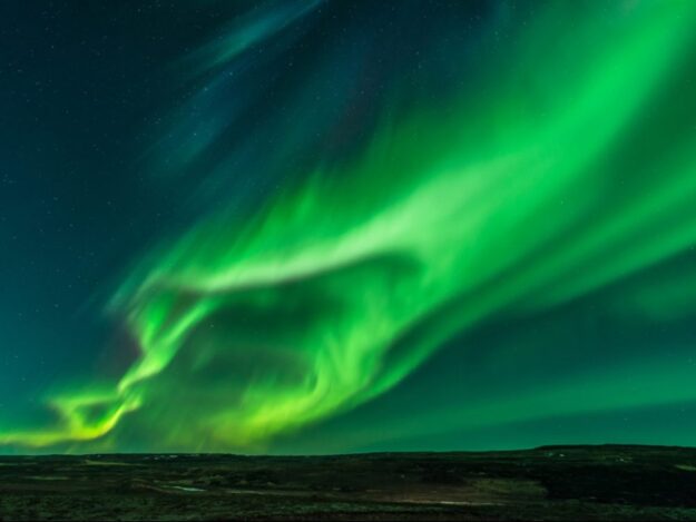 iceland-northern-lights-vibrant-1000x750_c