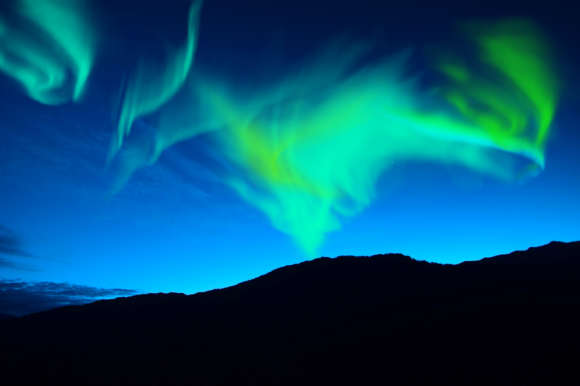 iceland-northern-lights-vibrant-blue-580x386_c