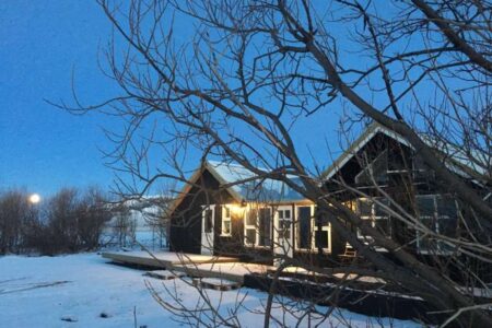 iceland-saeli-icelandic-cabin-outside-winter-night-1000x750_c