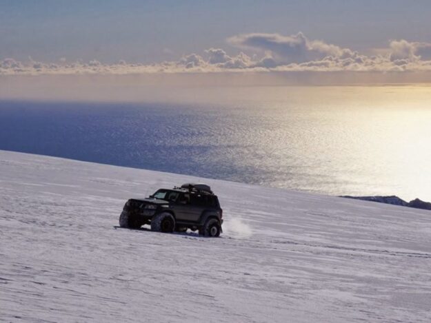 iceland-volcano-super-jeep-tour-sunrise-way-up-2-1000x750_c